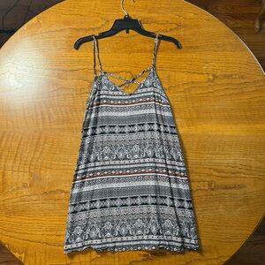 Forever 21 Boho sleeveless dress, black-and-white patterns, crisscross neckline